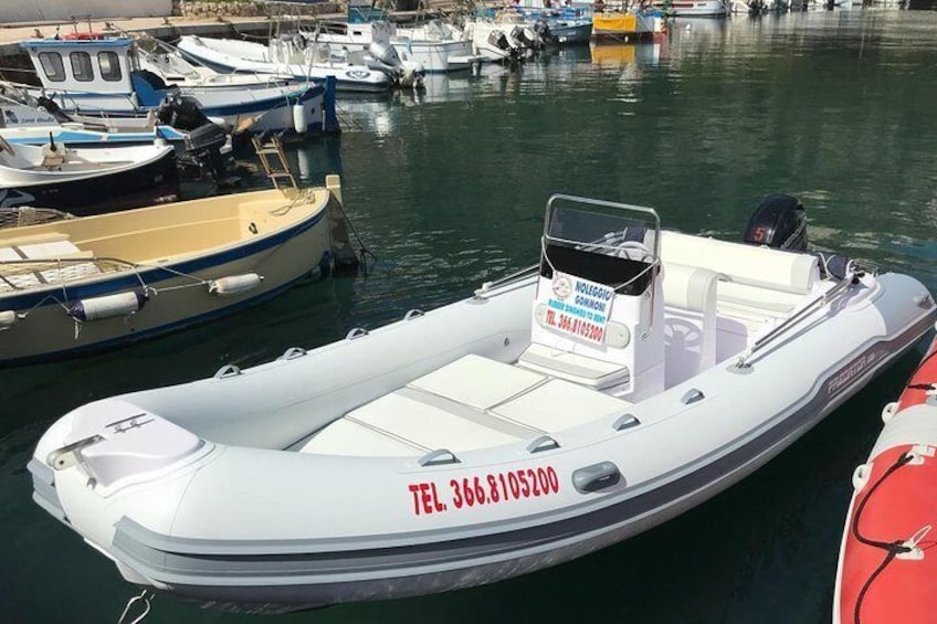 Rubber dinghy to rent Predator 599 40CV (Without License)
