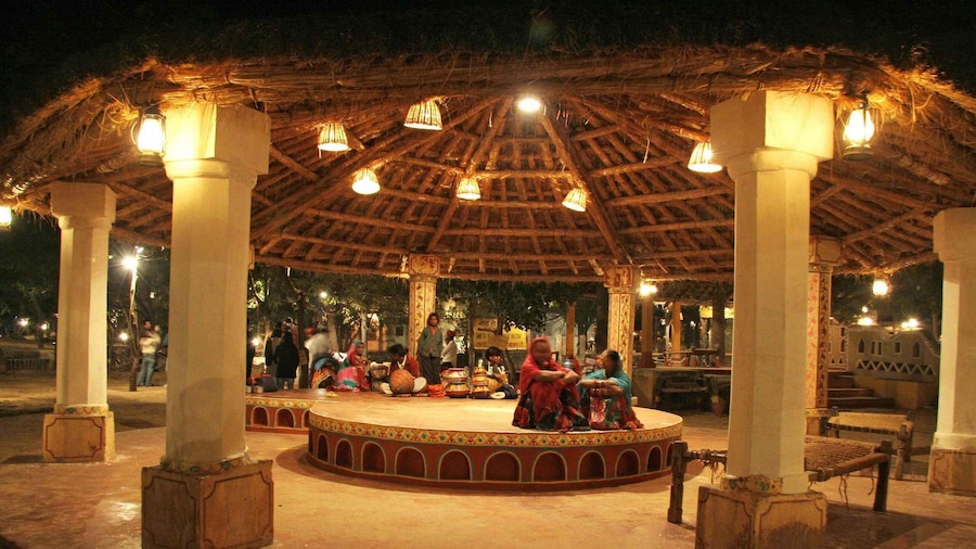 Jaipur: Cultural Evening Tour & Dinner at Chokhi Dhani