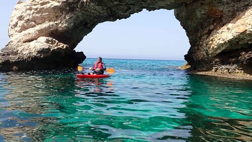 Agia Napa: Begeleide kajaktocht door de zeegrotten