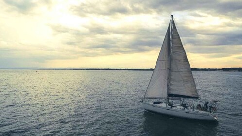 Desde Catania: Paseo en velero por Aci Castello con aperitivo