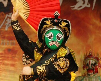 Chengdu: Illuminated Night Tour with Sichuan Opera or Hotpot