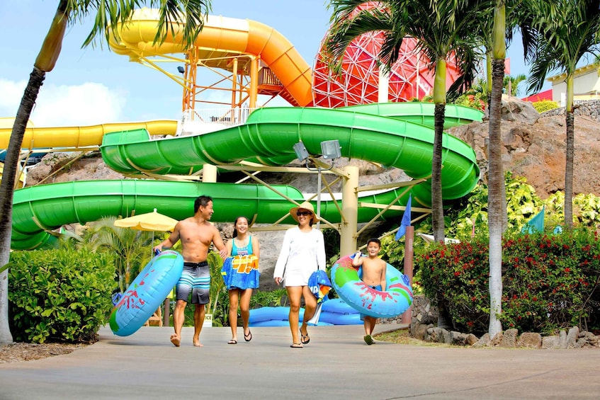 Oahu: Wet 'n' Wild Waterpark Ticket with Waikiki Transport