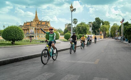 Phnom Penh : Vélo et bateau visite guidée inclus Snacks et bières