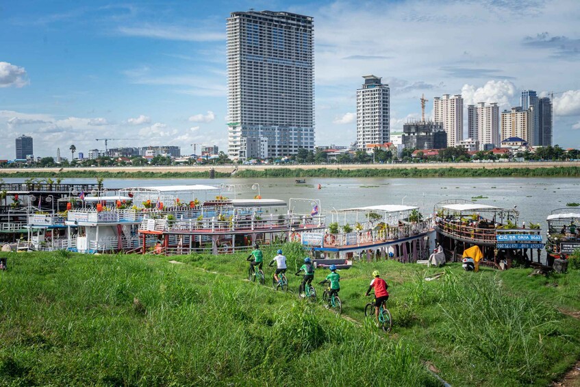 Picture 7 for Activity Phnom Penh: Bike & Boat Guided Tour included Snacks & Beers