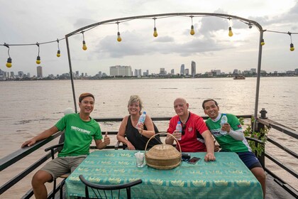 Phnom Penh: visita guiada en bicicleta y barco con aperitivos y cervezas