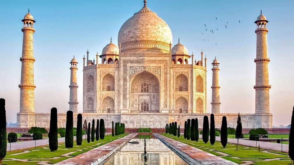 From Mumbai: Taj Mahal and Agra Day Tour