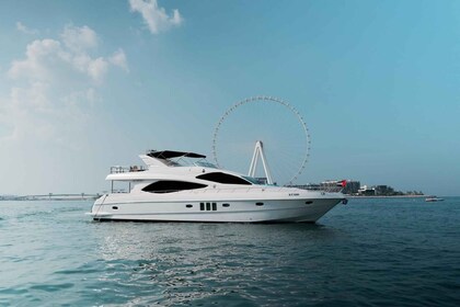 Enjoy dream holiday travel coast of palm Jumairah with yacht