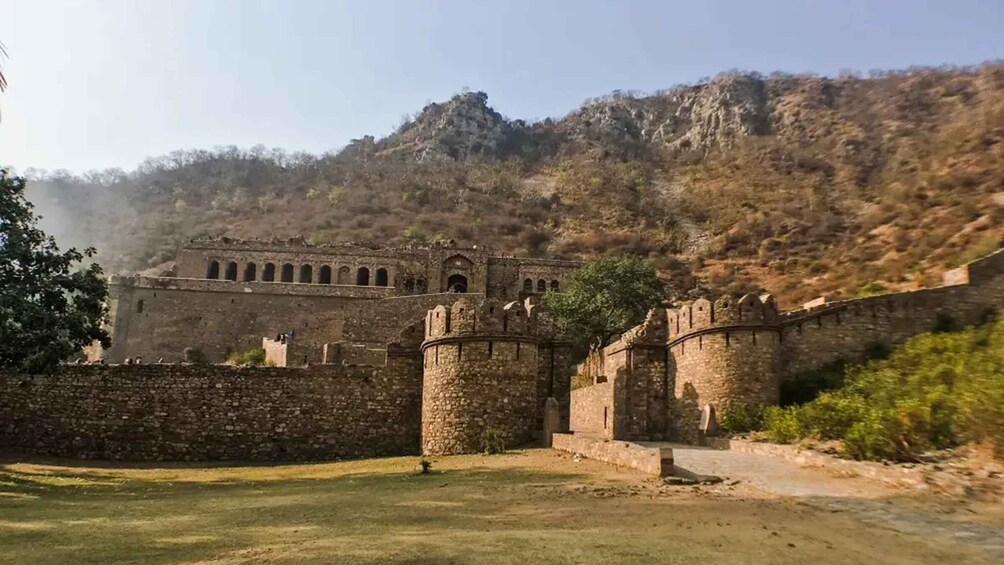 Day Tour Jaipur to Haunted Bhangarh & Abhaneri Stepwell