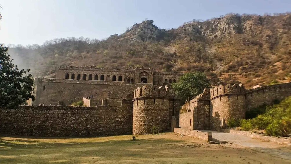 Day Tour Jaipur to Haunted Bhangarh & Abhaneri Stepwell