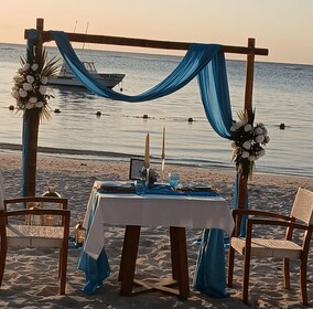 Maurice : Demande de mariage sur une plage privée avec des roses et des acc...