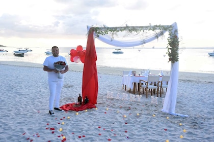 Mauricio: propuesta de boda en una playa privada con rosas y accesorios