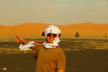 Tour privado de 2 días desde Fez al desierto en un campamento de lujo