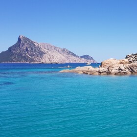 Sardegna, au nord-ouest, découvrant la terre et la mer