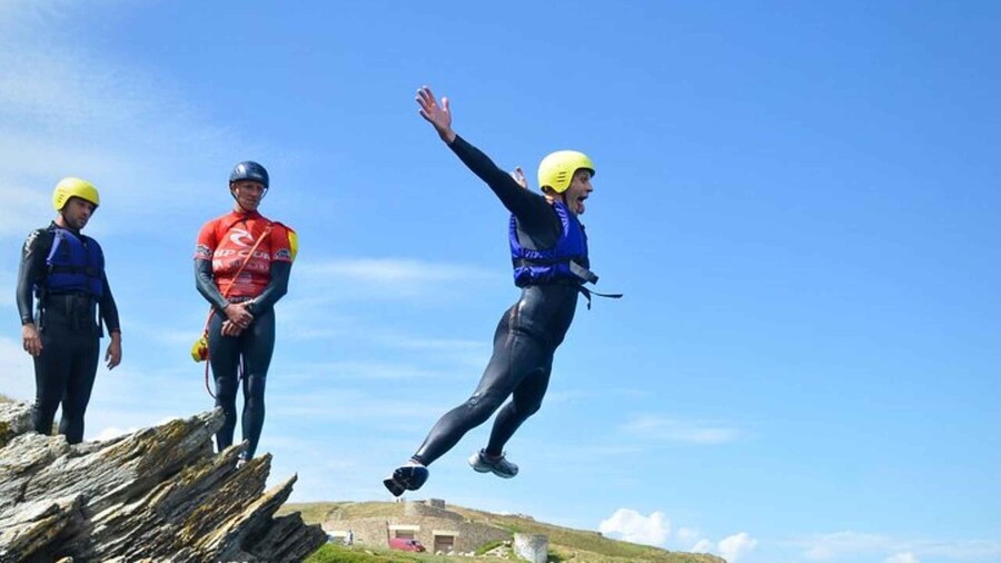 Newquay: Coasteering
