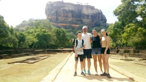 Von Kandy aus: Sigiriya Dambulla und Minneriya Park Safari Tour