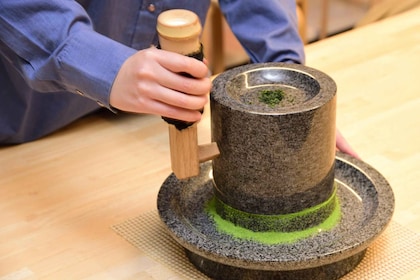 Kyoto: Tickets für das Teemuseum und Matcha-Mahlerfahrung