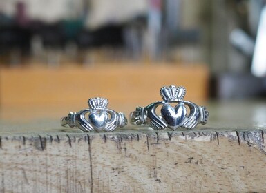 Dublin: Workshop för att smida din egen Claddagh-ring i silver