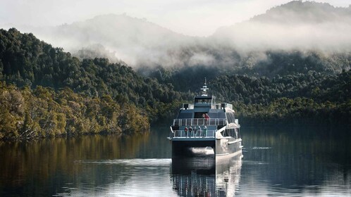 Strahan: crucero por el río Gordon con almuerzo y paseo por la isla Sarah