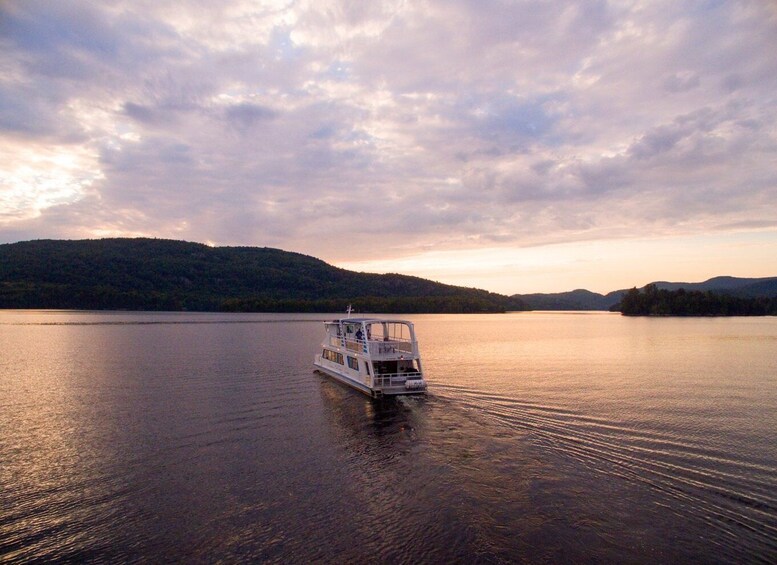 Mont-Tremblant: Guided Scenic Lake Cruise