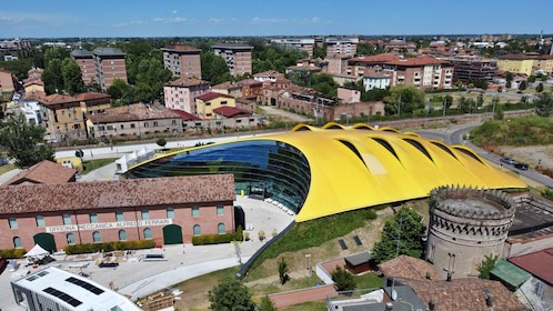 Von Bologna aus: Enzo Ferrari Erlebnis in Modena mit Mittagessen