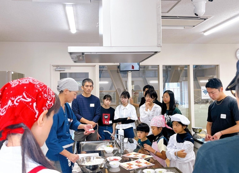 Picture 20 for Activity Naha Makishi Public Market : Sushi making experience