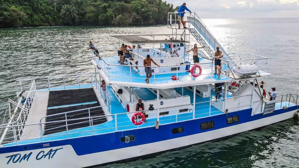 Manuel Antonio: Catamaran Cruise to Biesanz Bay with Lunch