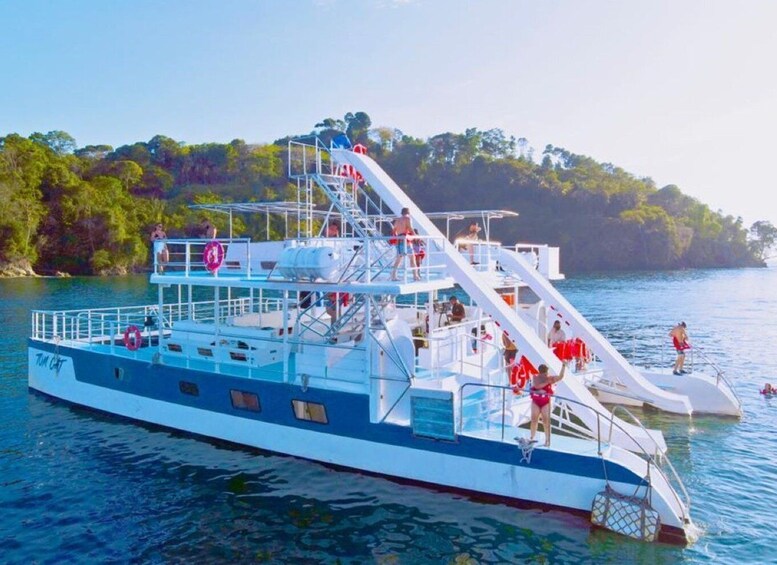 Picture 4 for Activity Manuel Antonio: Catamaran Cruise to Biesanz Bay with Lunch