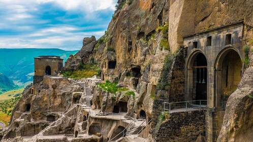 Excursión de un día a Birjomi Vardzia y Rabat con guía