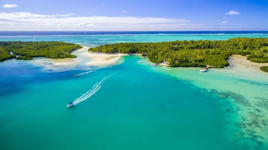 Speed boat to Ile aux Cerfs: Full day incl Lunch & Transfer