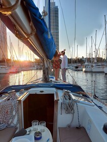 Descubre Barcelona: tour compartido en velero costero a vela por la costa