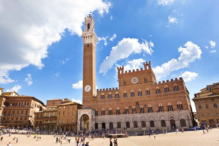 Siena and San Gimignano tour by shuttle from Lucca or Pisa