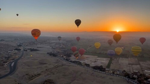 Aswan: Dagstur til Luxor med soloppgang i varmluftsballong og felucca