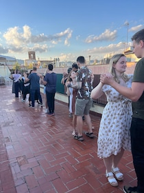Barcelona: Rooftop Tango Lesson with Drinks
