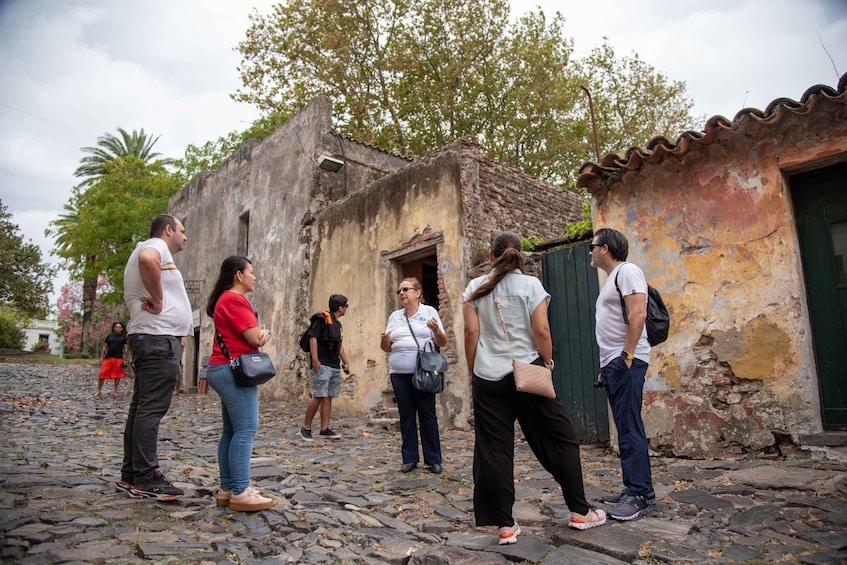 Montevideo: RoundTrip Colonia (Public Bus + Walking Tour)