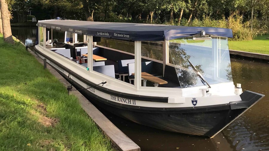 Giethoorn: 1 Hour Luxury Private Boat Tour with Local Guide