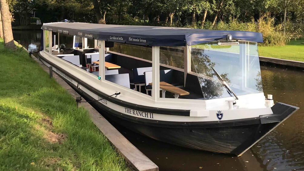 Giethoorn: 1 Hour Luxury Private Boat Tour with Local Guide