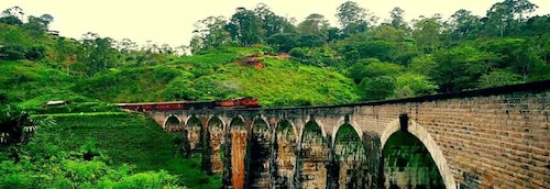 De Ella :Nine arch bridge, Ella Rock, Little Adam’speak Tour