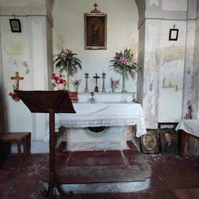Italy: marriage proposal in an idyllic old chapel