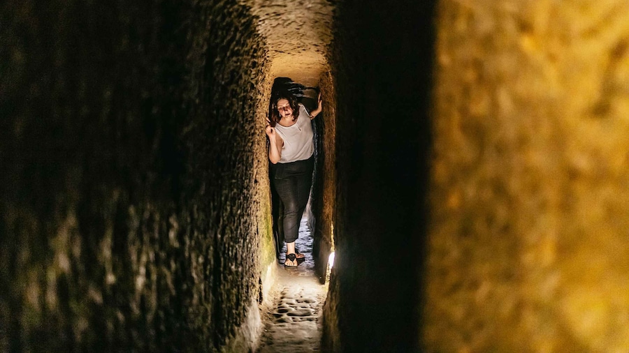 Naples: Spanish Quarters Underground Guided Tour