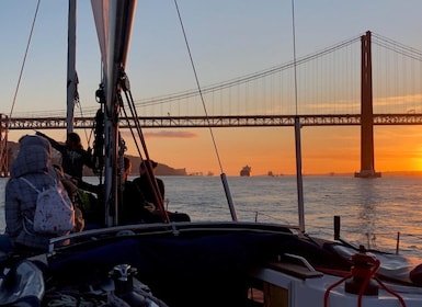 Lisbona: crociera in barca a vela sul fiume al tramonto o di notte