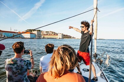 Lissabon: Flusssegelkreuzfahrt bei Sonnenuntergang oder bei Nacht