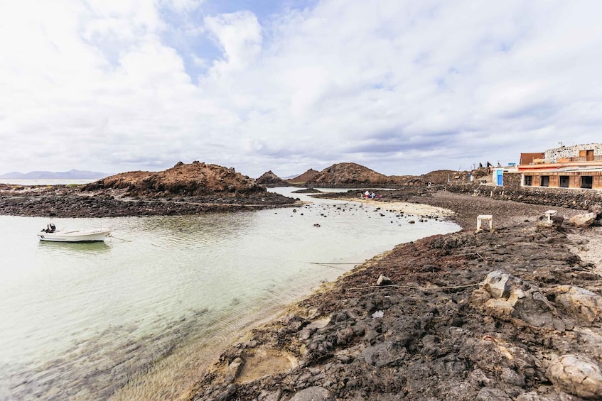 Picture 2 for Activity Corralejo: Lobos Island Catamaran Tour with Drinks & Snorkel