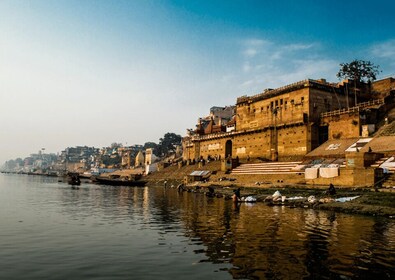 Excursión al atardecer en Varanasi con un lugareño con Ganga Aarti gratis