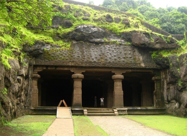 Picture 2 for Activity Mumbai: Elephanta Island and Elephanta Caves Guided Tour