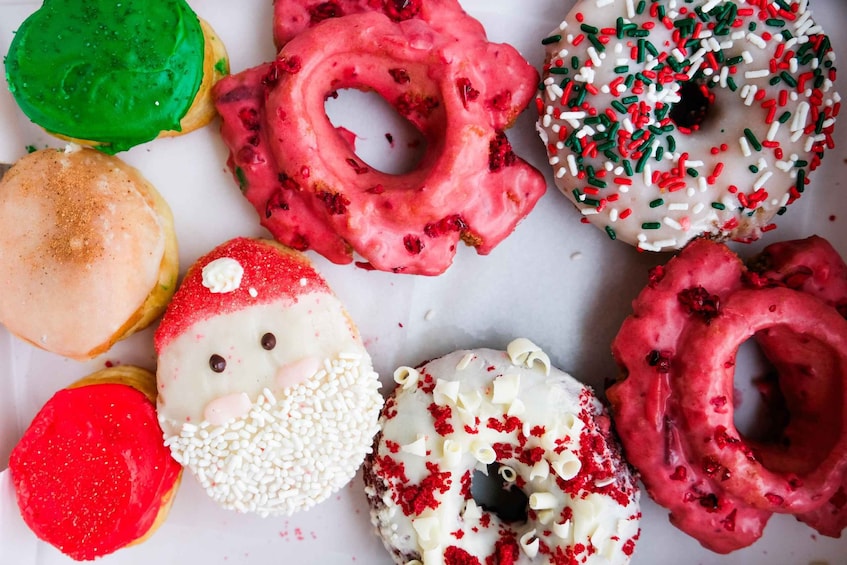 Portland: Guided Holiday Delicious Donut Tour with Tastings