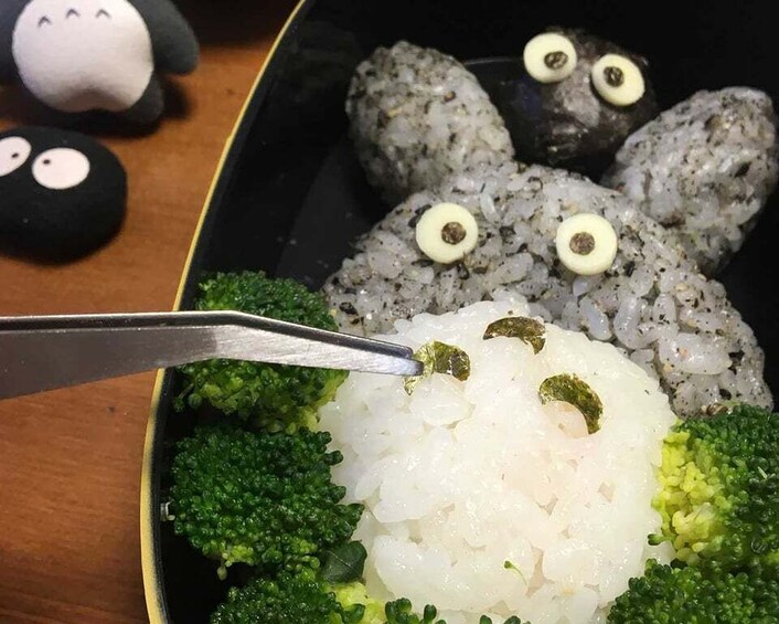 Tokyo: Making a bento box with cute character look