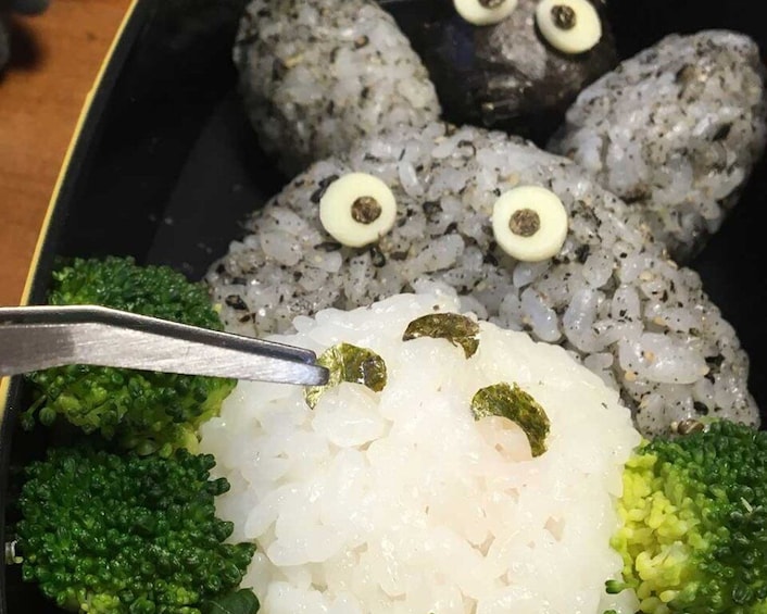 Tokyo: Making a bento box with cute character look