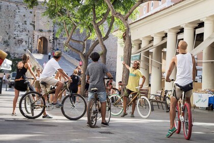 Privat guidet sightseeingtur i Ibiza by på cykel