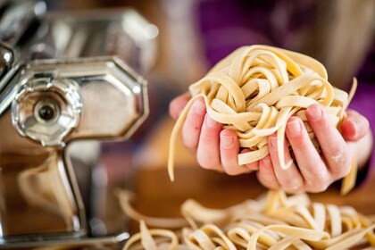 Florenz: Pasta-Kochkurs mit unbegrenzter Weinauswahl