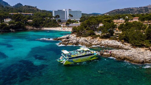 Font de Sa Cala: Tur Catamaran Beralas Kaca di Pantai Timur